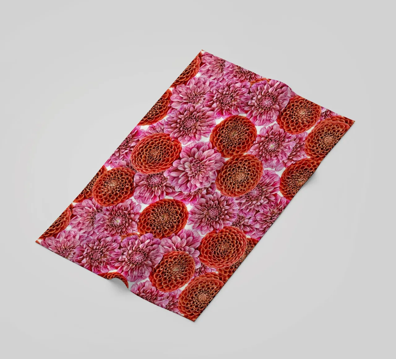Un arazzo floreale di dalie rosse e viola regali. telo mare da Curious Collections by Marielle Leenders