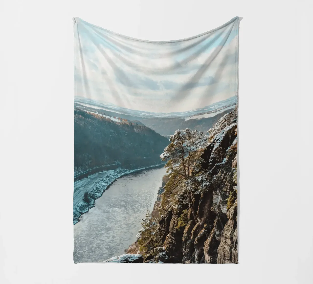 Paesaggio invernale sull'Elba - Vista sulla Svizzera sassone coperta in pile da Bold and Retro