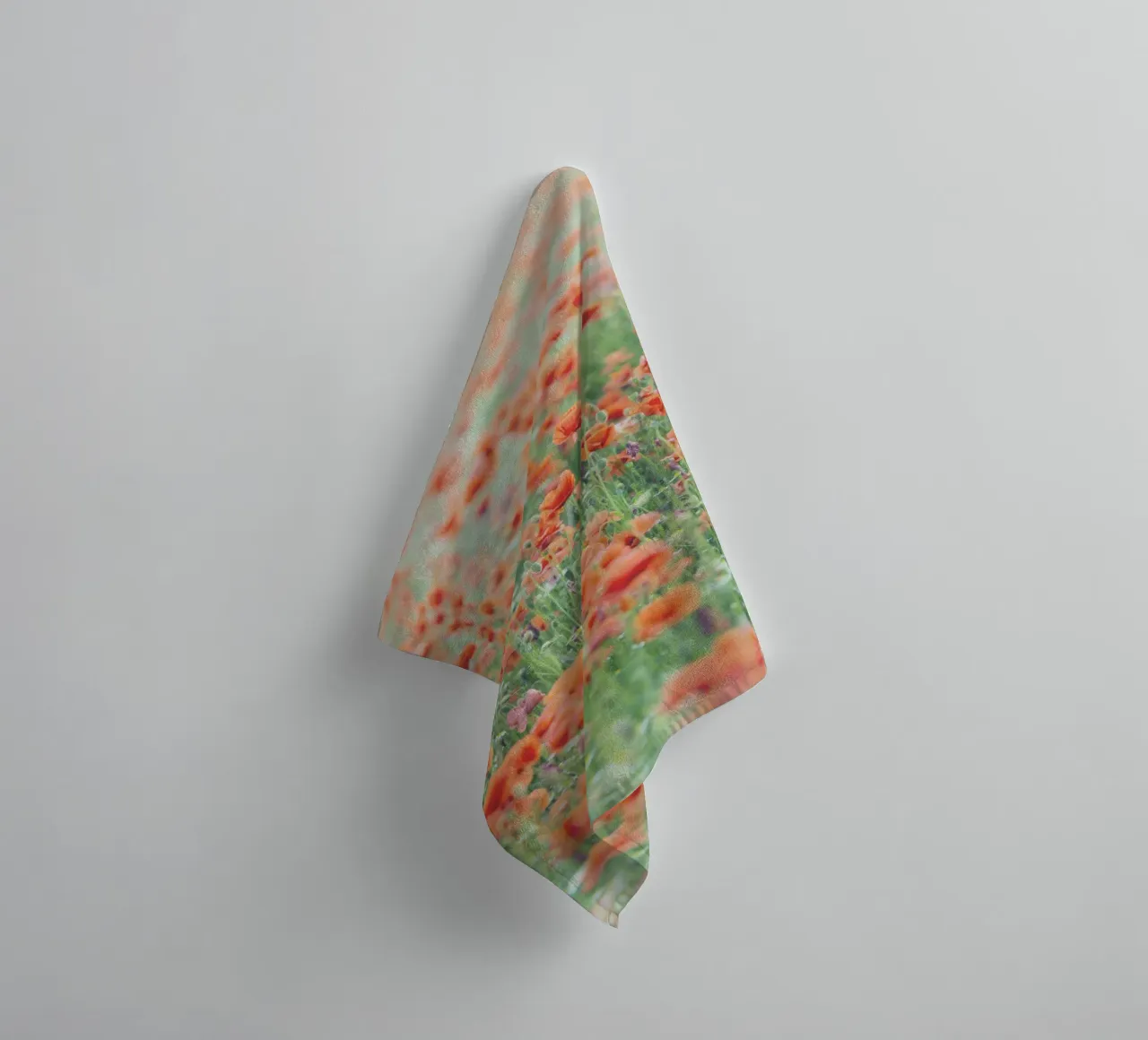 Fields of Red - Eine Liebesgeschichte in Mohnblumen geschrieben Handtuch von Curious Collections by Marielle Leenders