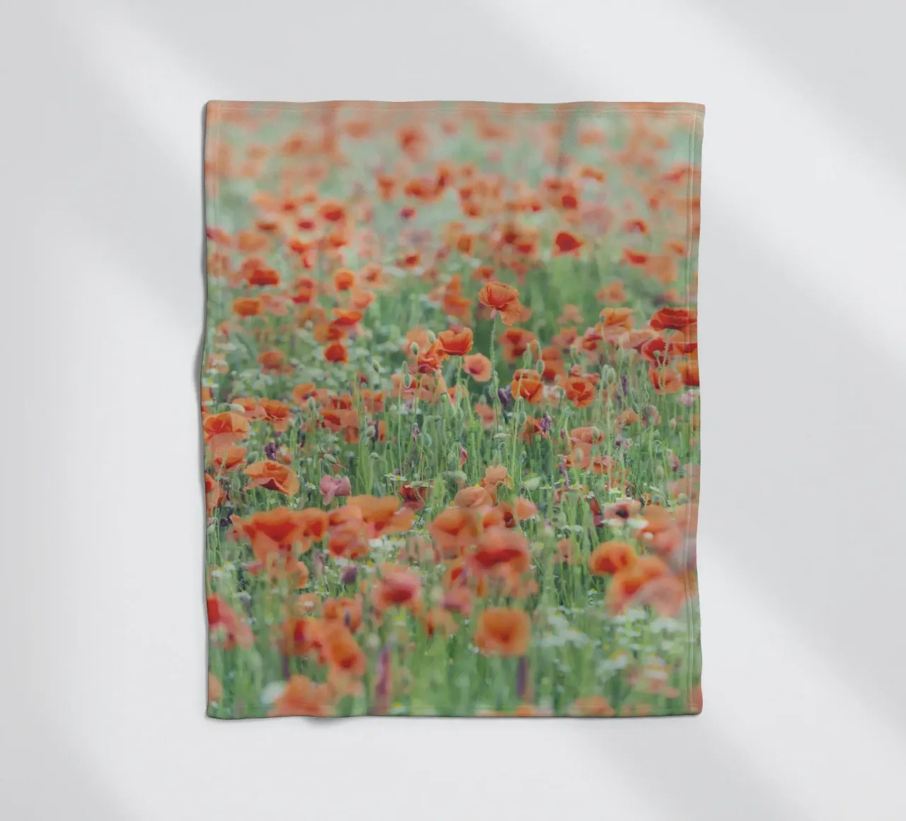 Fields of Red - Eine Liebesgeschichte in Mohnblumen geschrieben Fleecedecke von Curious Collections by Marielle Leenders
