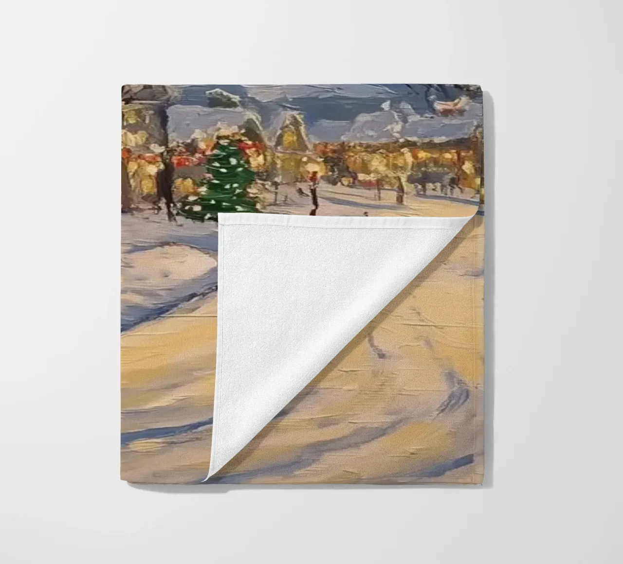 Città innevata nella notte di Natale telo mare da Melloi Art Print