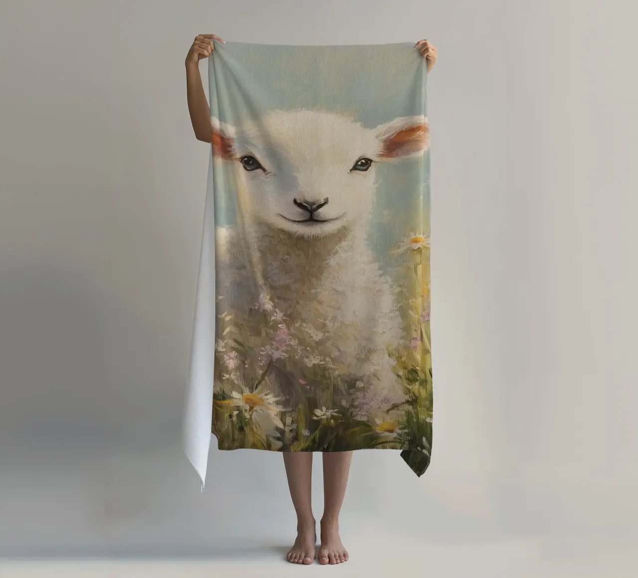 Agnello in un campo di fiori selvatici telo mare da Melloi Art Print