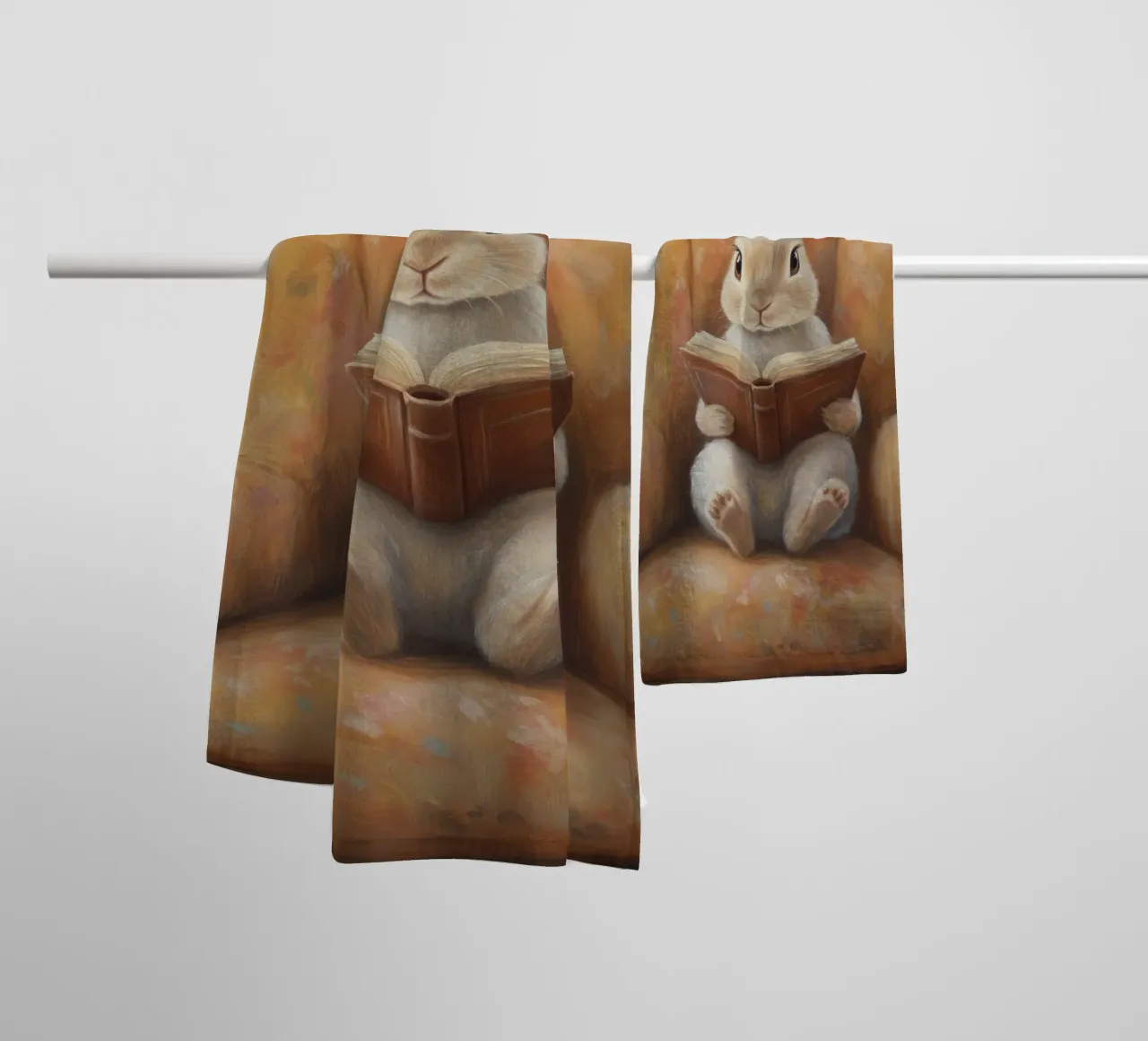 Coniglio che legge in un'accogliente poltrona asciugamano da bagno da Melloi Art Print