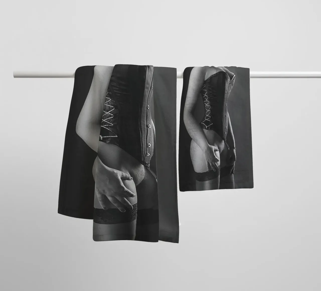 Alyona in a corset Mono asciugamano da bagno da Dave Hare Photography