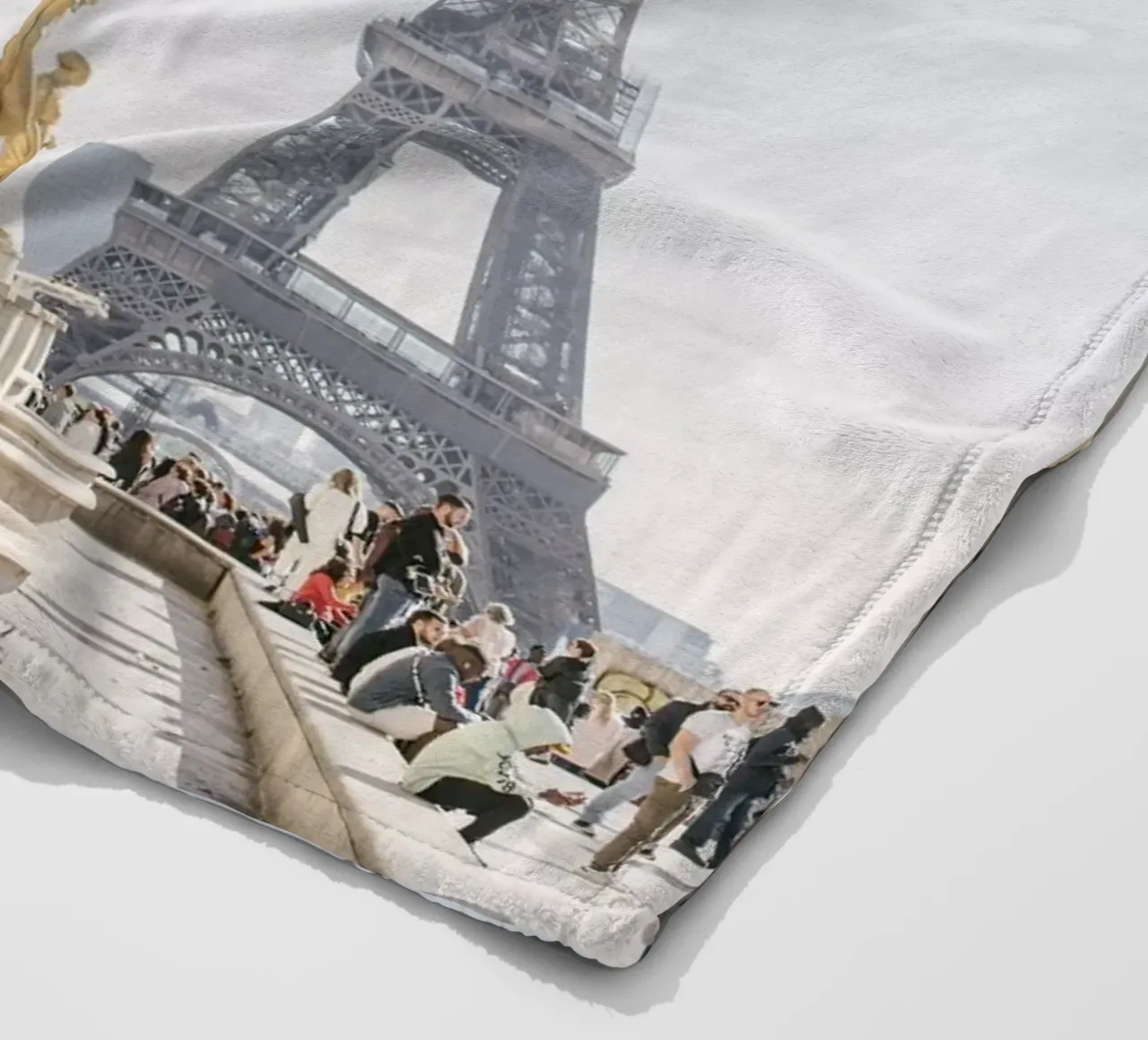Golde Eiffel Tower Fleecedecke von patiphotography