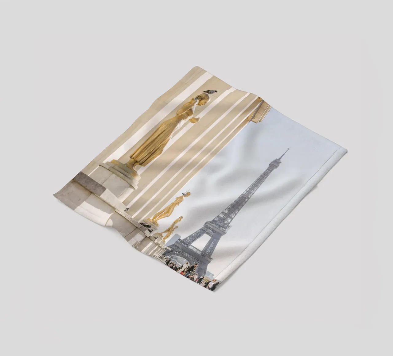 Golde Eiffel Tower Fleecedecke von patiphotography