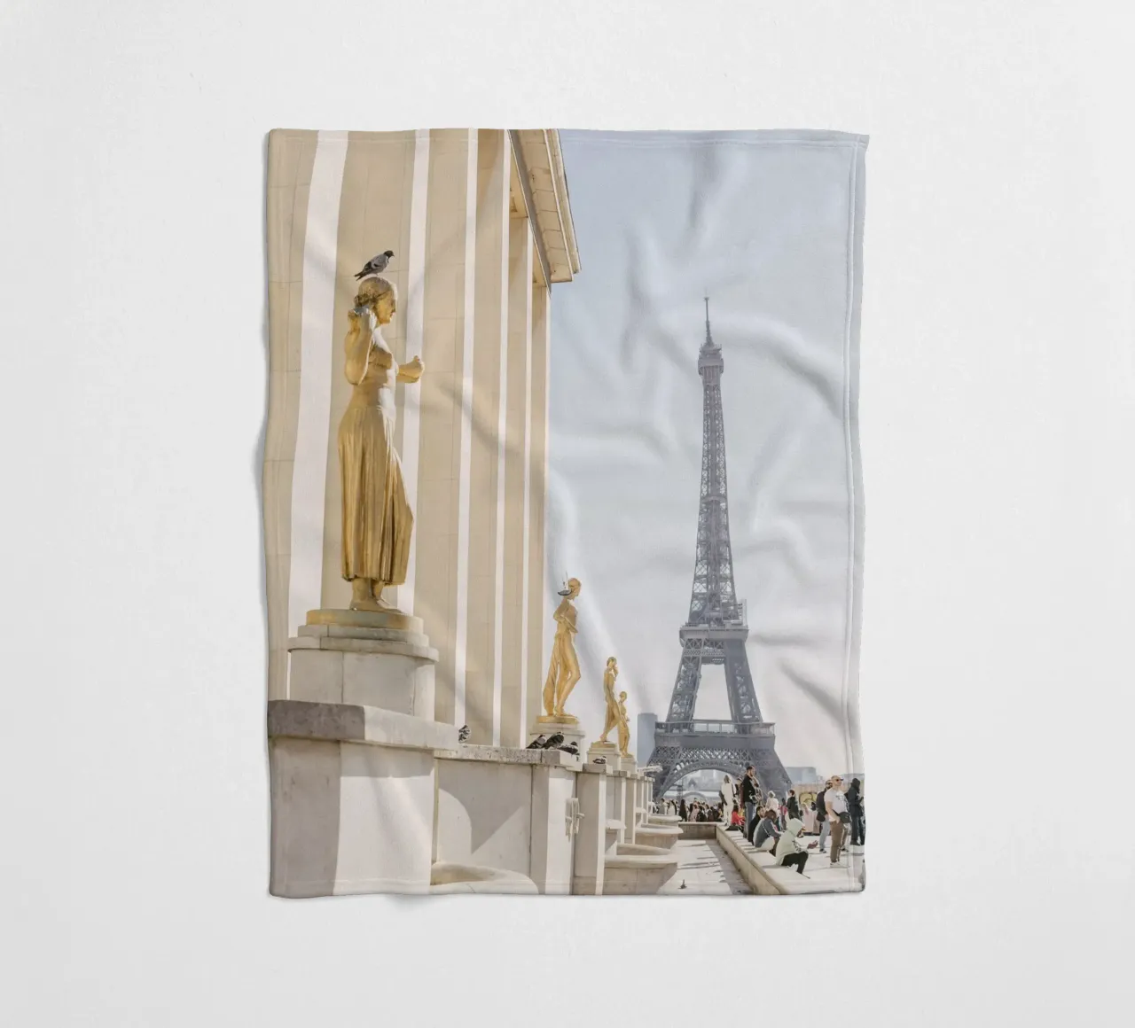 Golde Eiffel Tower coperta in pile da patiphotography