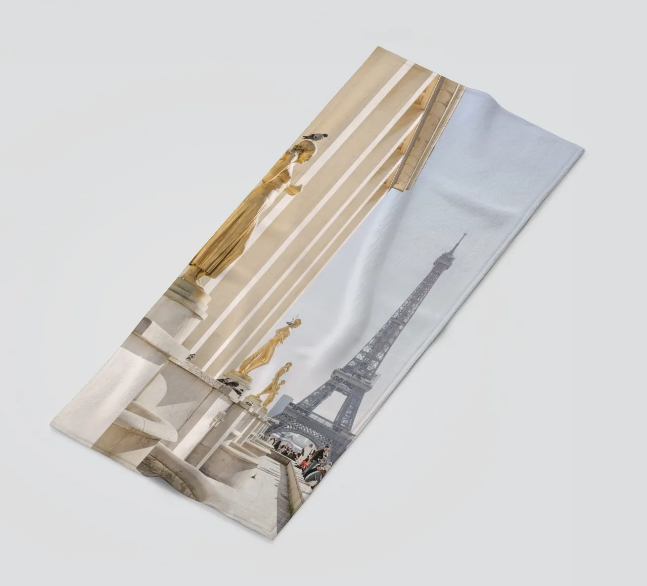 Golde Eiffel Tower Strandtuch von patiphotography