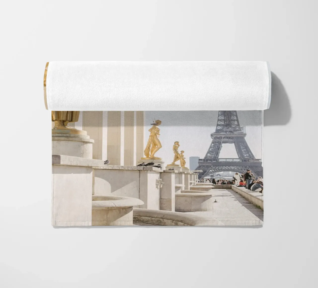 Golde Eiffel Tower Strandtuch von patiphotography