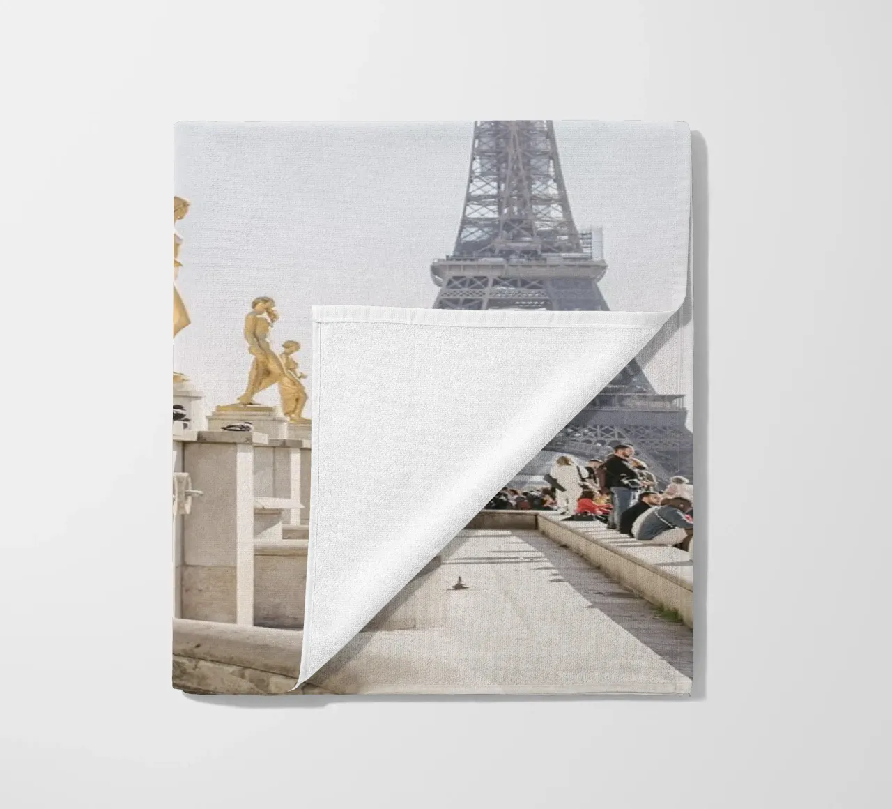 Golde Eiffel Tower Strandtuch von patiphotography