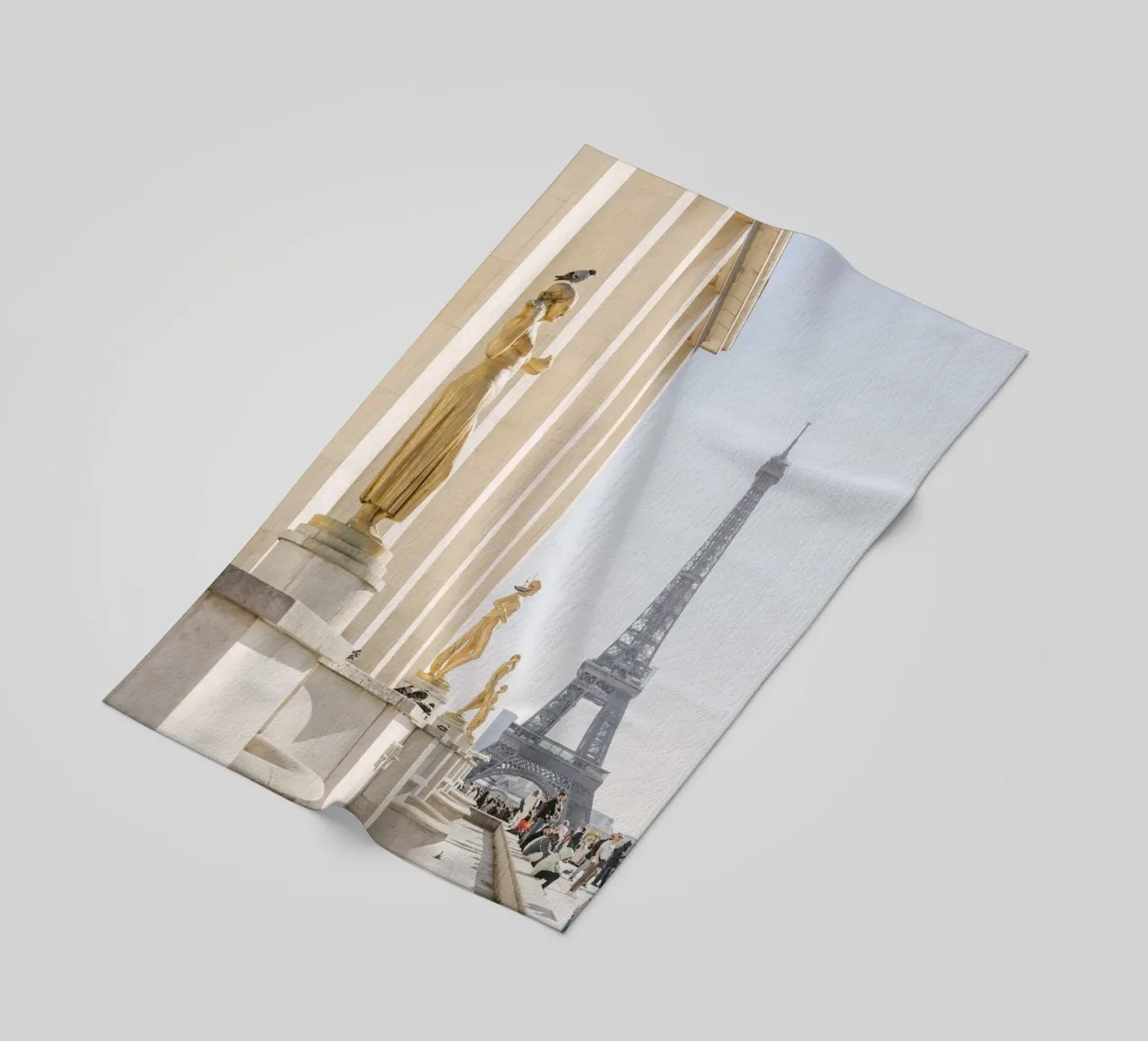 Golde Eiffel Tower Strandtuch von patiphotography
