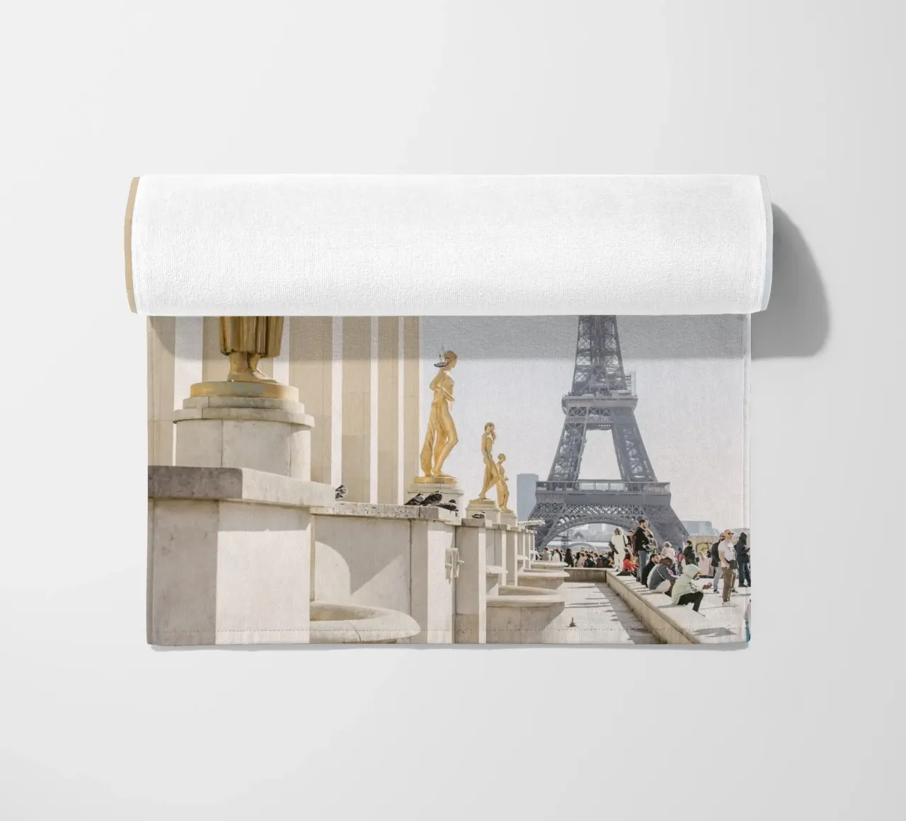 Golde Eiffel Tower Strandtuch von patiphotography