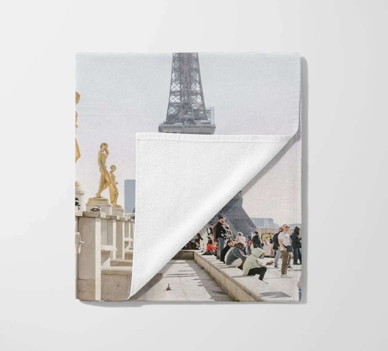 Golde Eiffel Tower Strandtuch von patiphotography