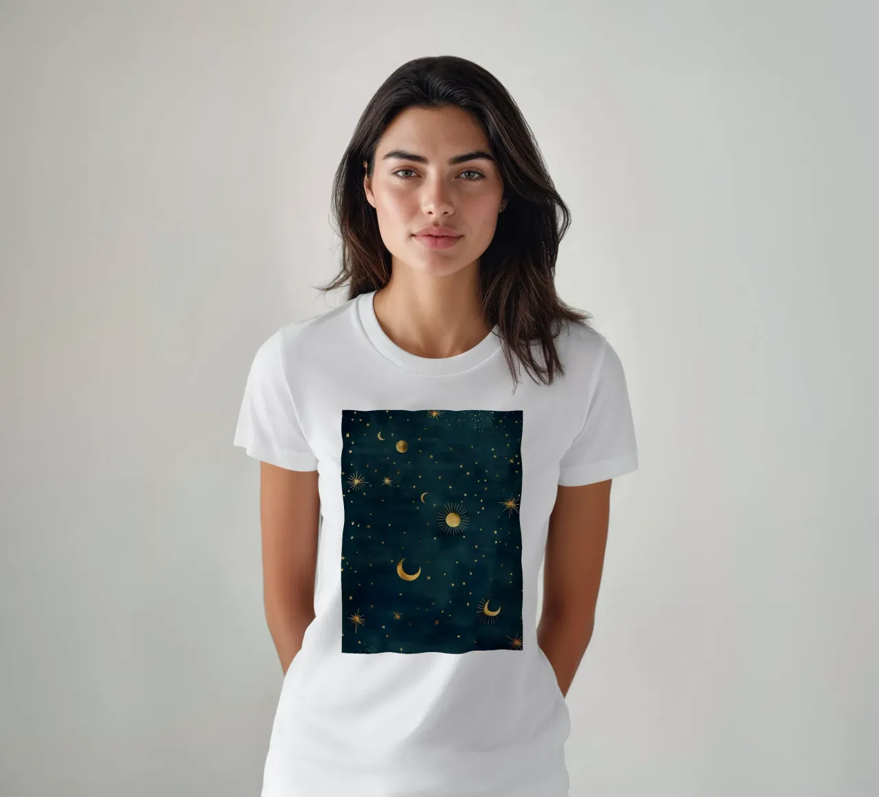 Sole, Luna e Stelle d'oro: irradiare la luce dell'universo t-shirt da Gentle Echoes Art