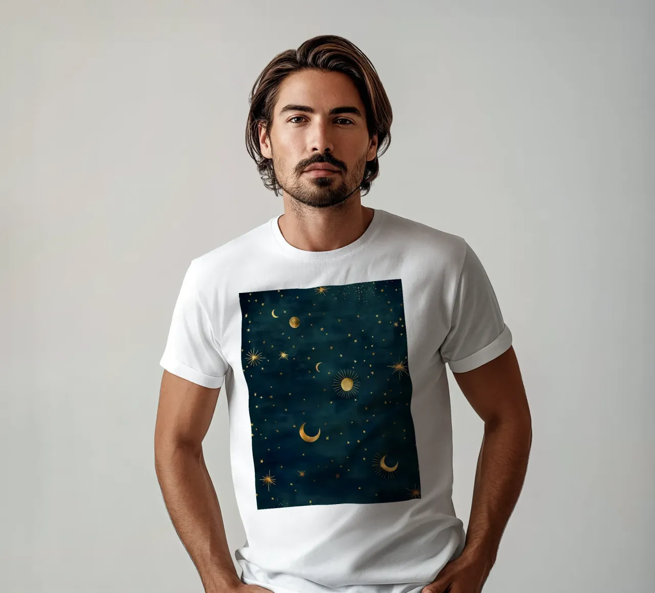 Sole, Luna e Stelle d'oro: irradiare la luce dell'universo t-shirt da Gentle Echoes Art