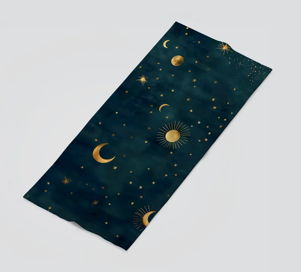 Soleil, lune et étoiles d'or - La lumière de l'univers rayonne serviette de plage de Gentle Echoes Art