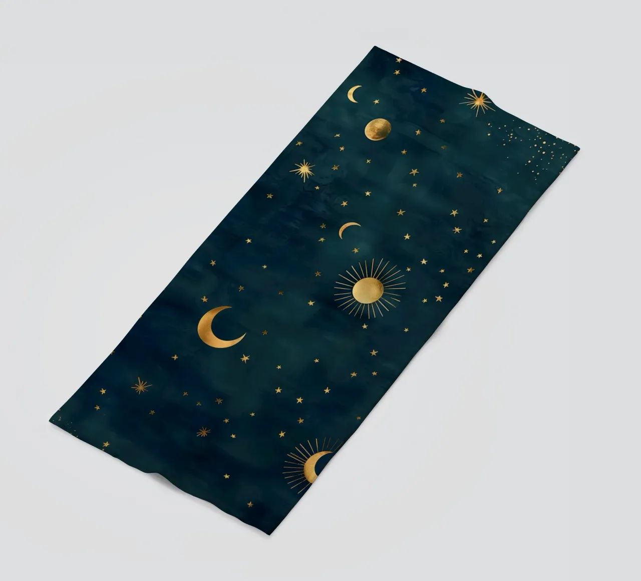 Soleil, lune et étoiles d'or - La lumière de l'univers rayonne serviette de plage de Gentle Echoes Art