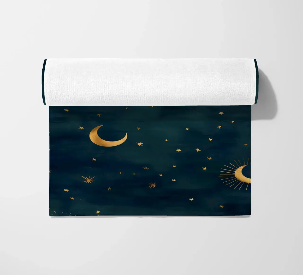 Soleil, lune et étoiles d'or - La lumière de l'univers rayonne serviette de plage de Gentle Echoes Art
