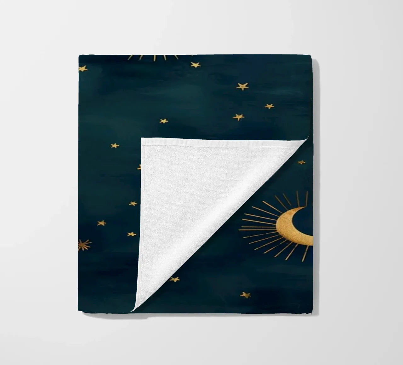 Soleil, lune et étoiles d'or - La lumière de l'univers rayonne serviette de plage de Gentle Echoes Art