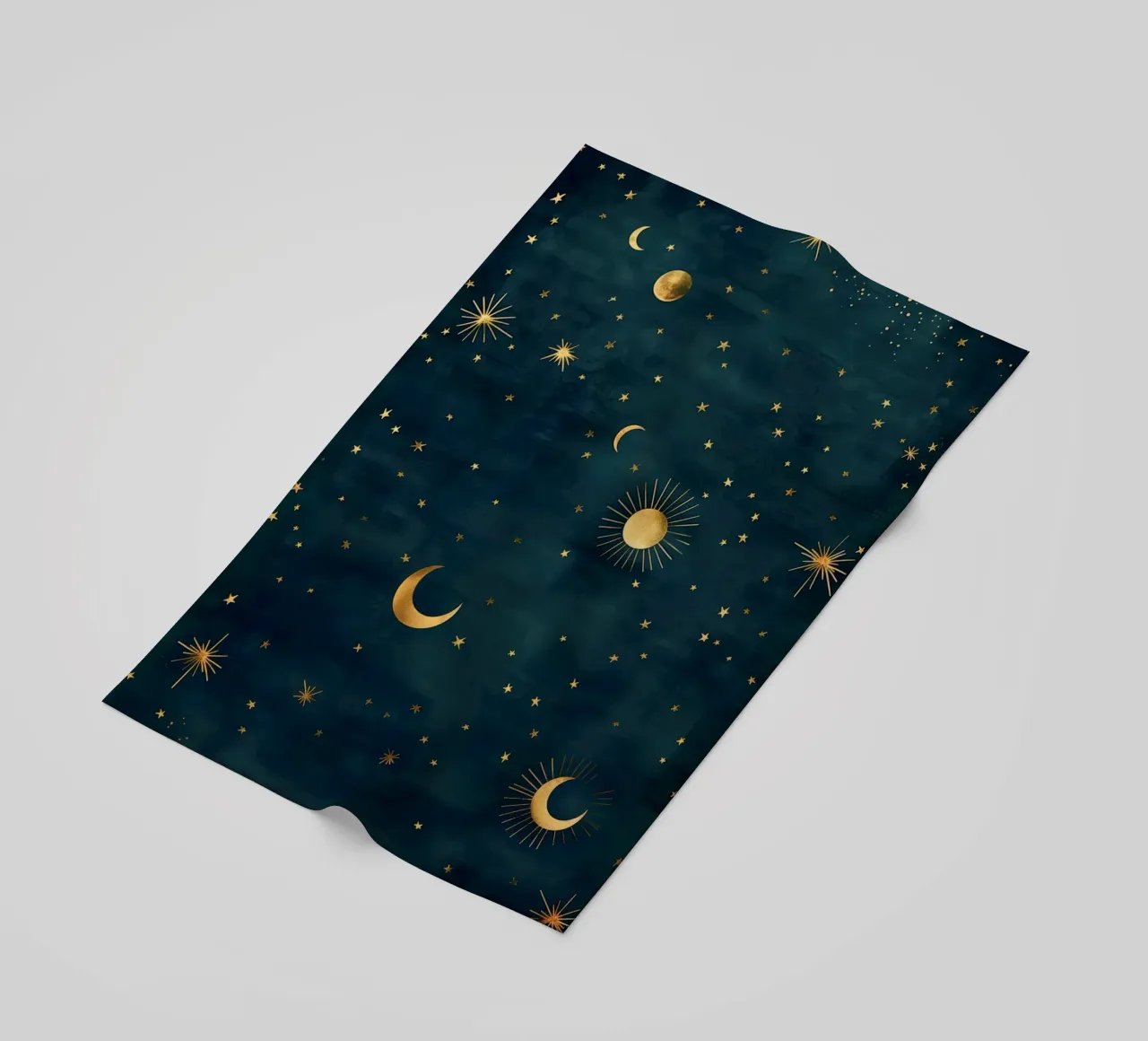 Soleil, lune et étoiles d'or - La lumière de l'univers rayonne serviette de plage de Gentle Echoes Art
