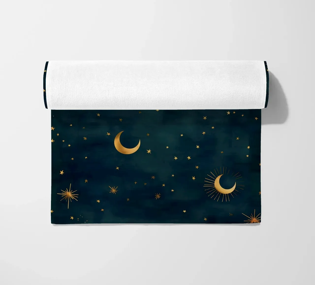 Soleil, lune et étoiles d'or - La lumière de l'univers rayonne serviette de plage de Gentle Echoes Art