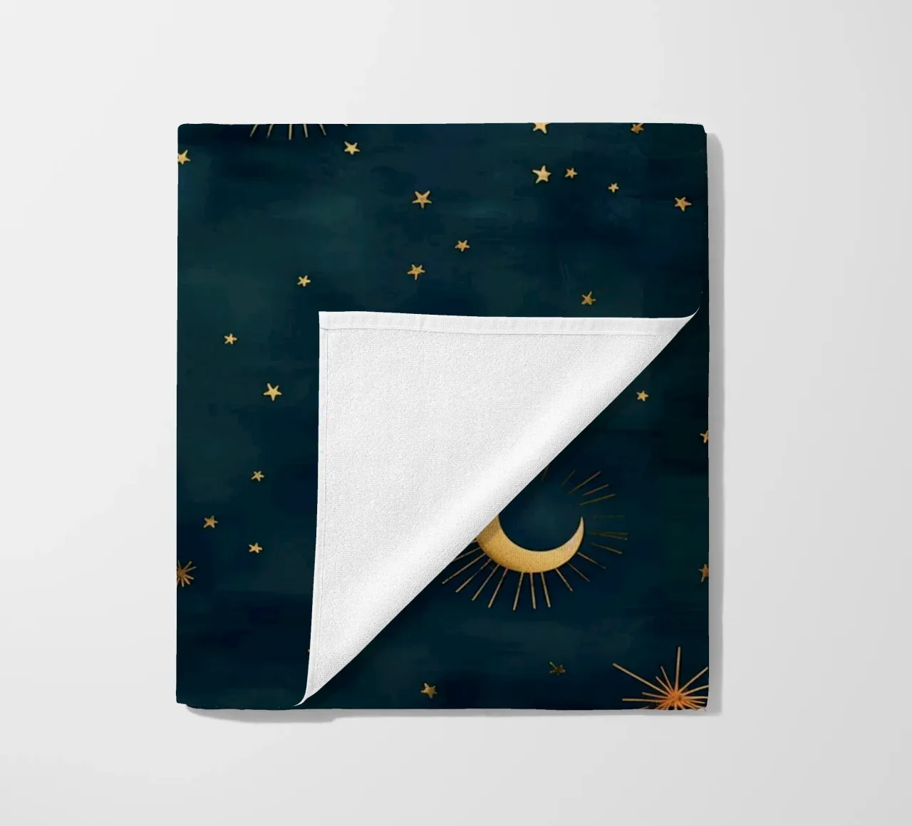 Soleil, lune et étoiles d'or - La lumière de l'univers rayonne serviette de plage de Gentle Echoes Art