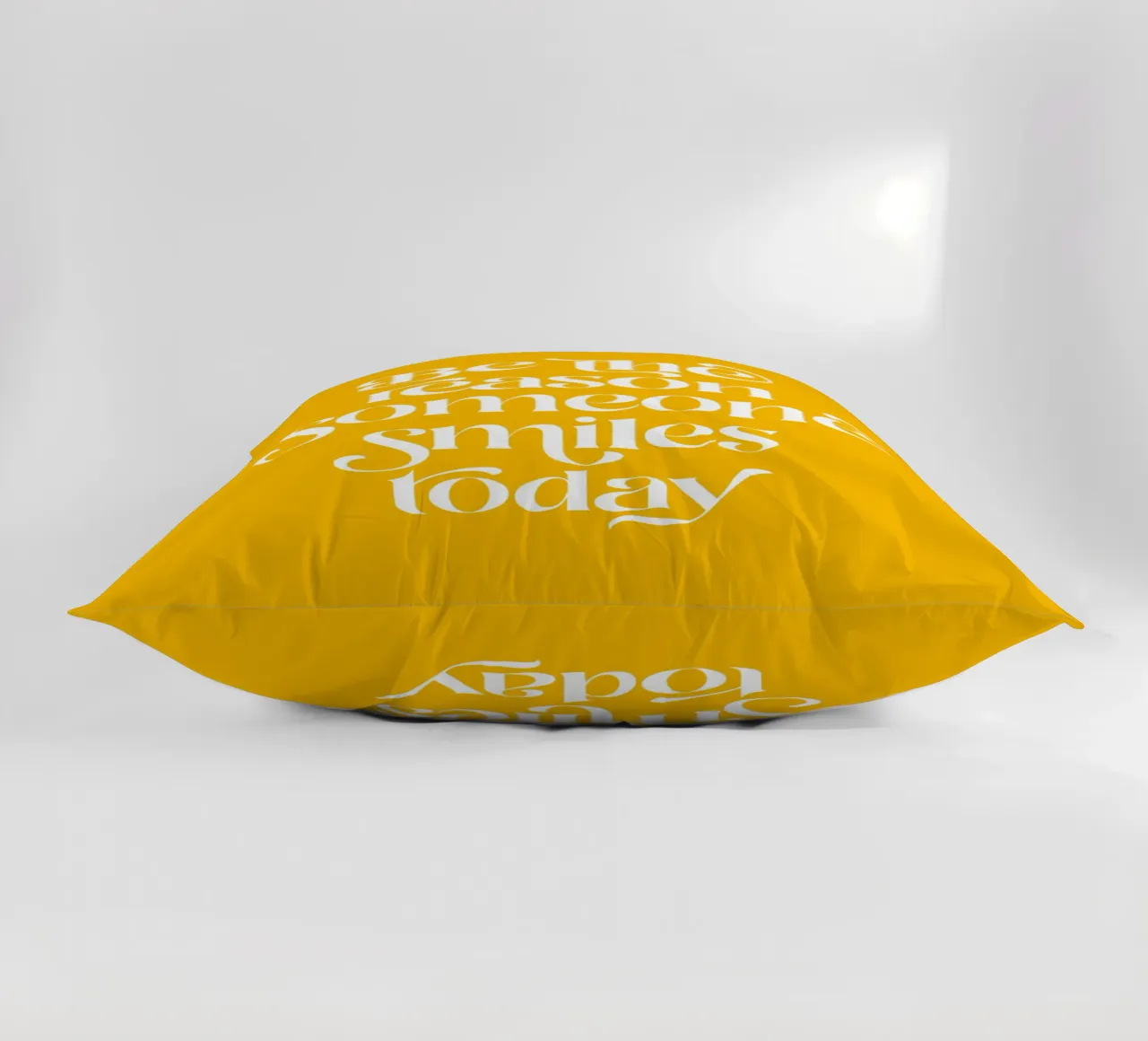 Soyez la raison pour laquelle quelqu'un sourit - mots positifs jaune vif coussin de Dominique Vari Words
