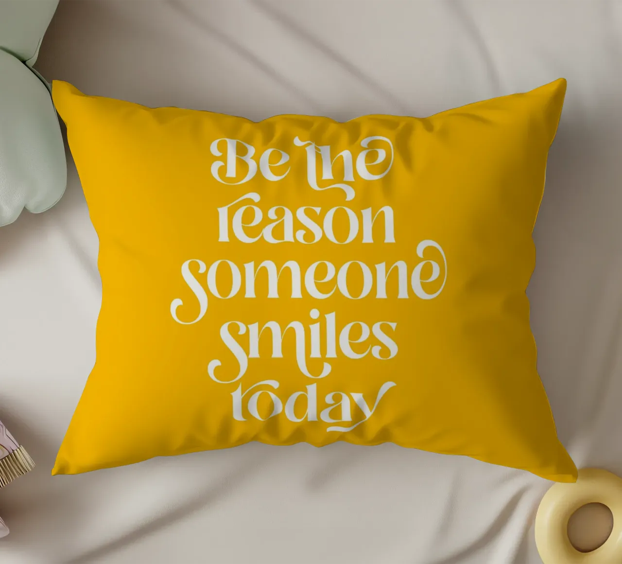 Soyez la raison pour laquelle quelqu'un sourit - mots positifs jaune vif coussin de Dominique Vari Words
