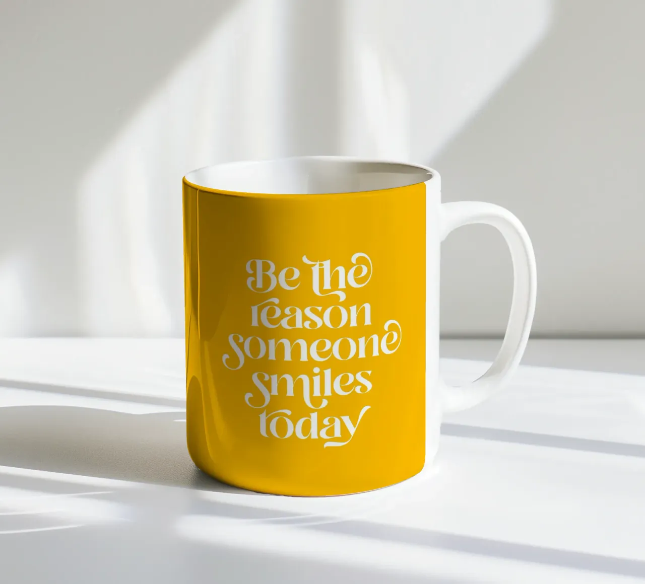 Soyez la raison pour laquelle quelqu'un sourit - mots positifs jaune vif mug en céramique de Dominique Vari Words
