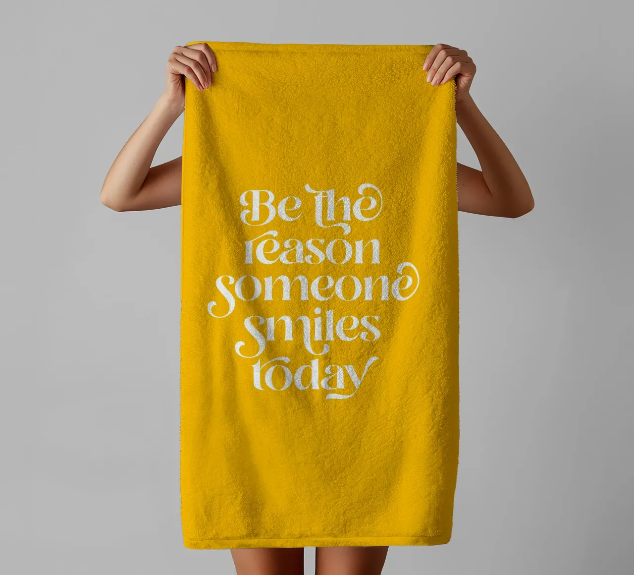 Soyez la raison pour laquelle quelqu'un sourit - mots positifs jaune vif serviette de bain de Dominique Vari Words