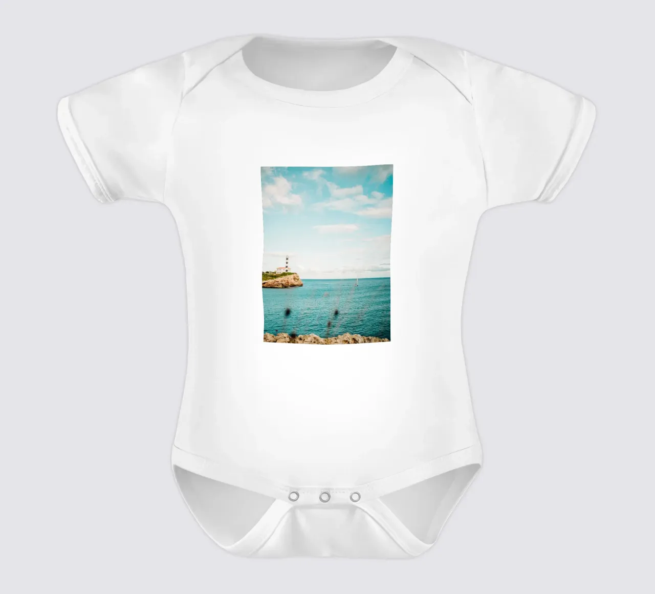 Phare sur la mer au large de Majorque avec un voilier body bébé de Bold and Retro