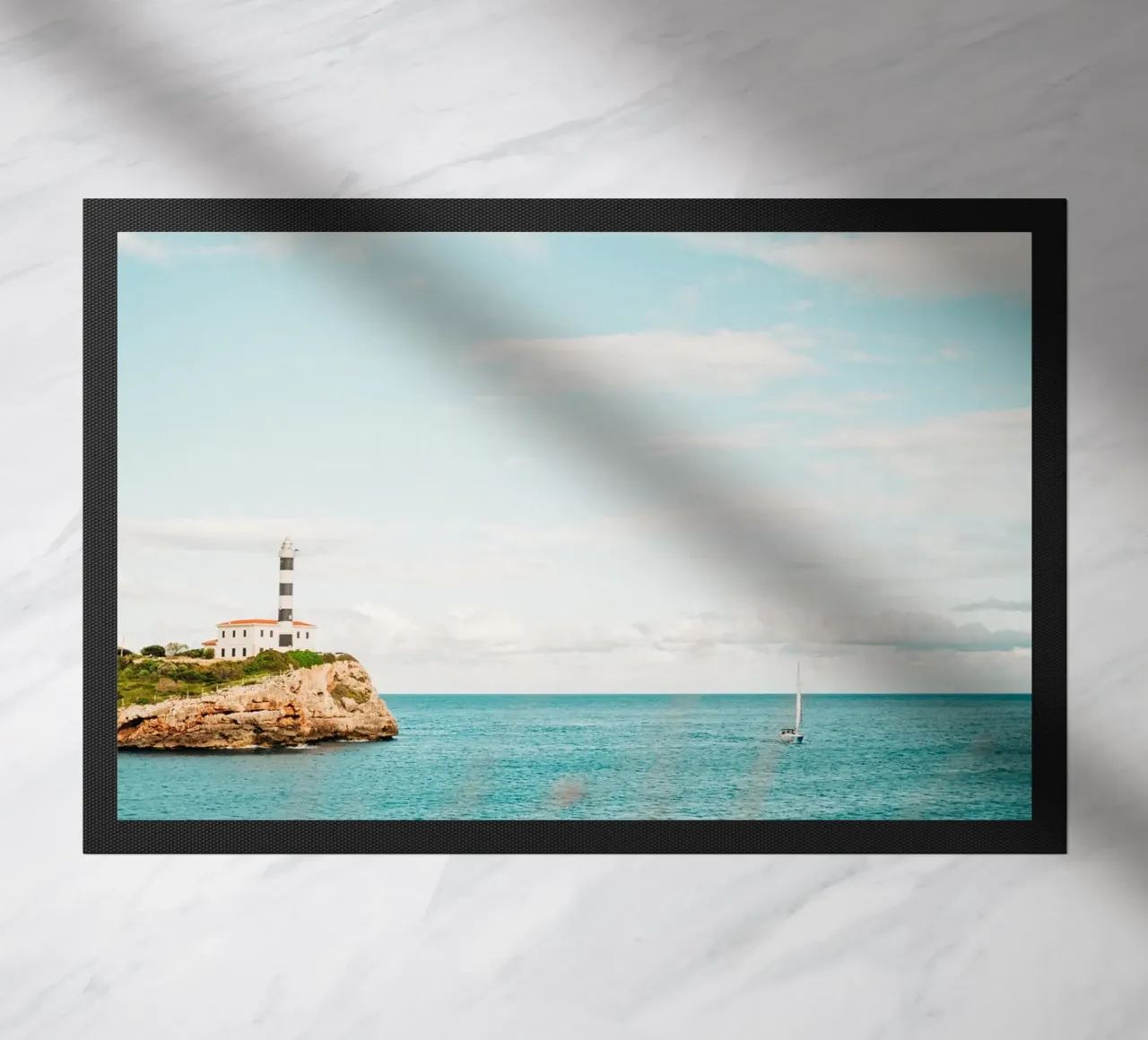 Faro al largo di Maiorca con barca a vela zerbino da Bold and Retro