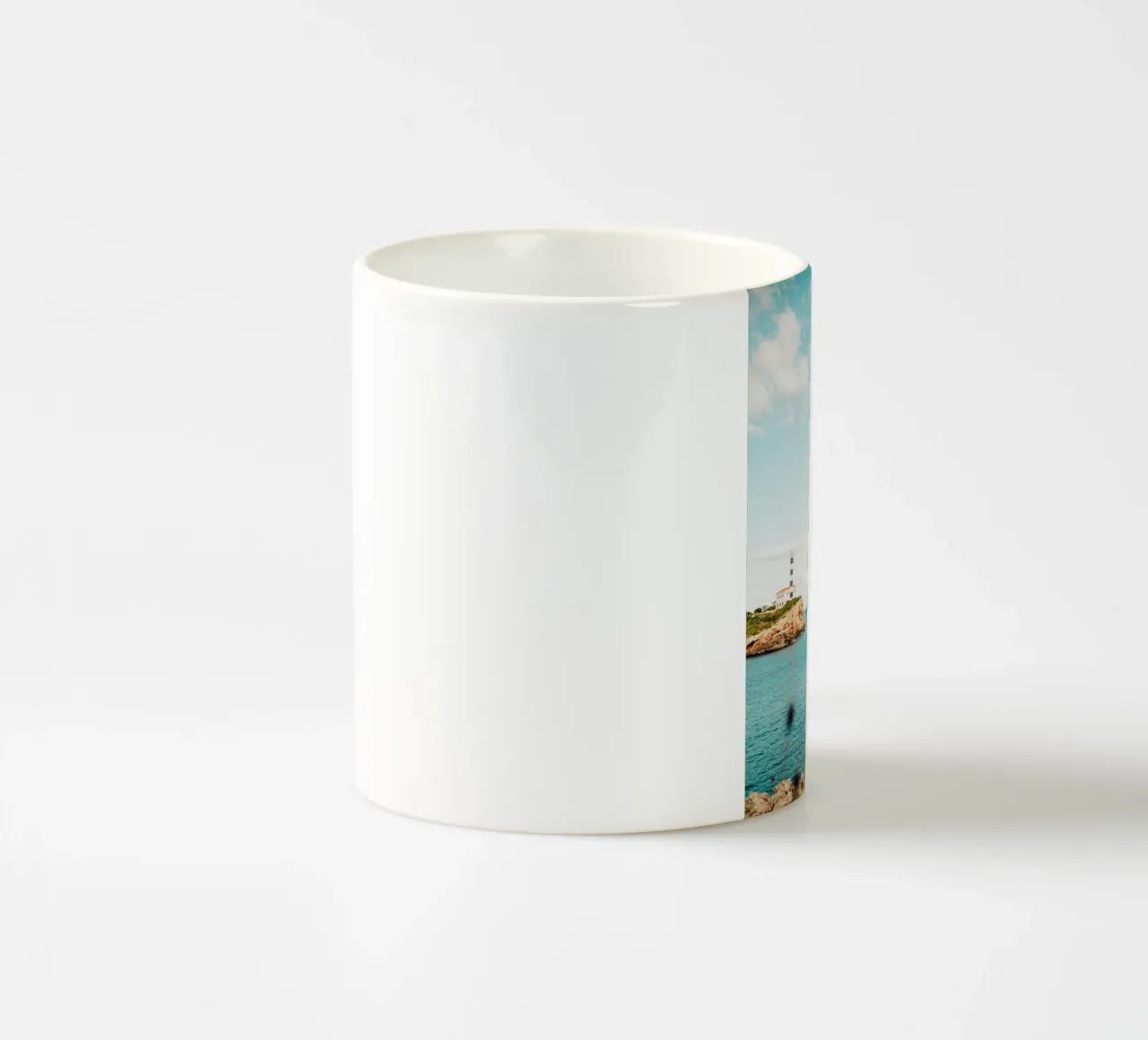 Faro al largo di Maiorca con barca a vela tazza in ceramica da Bold and Retro