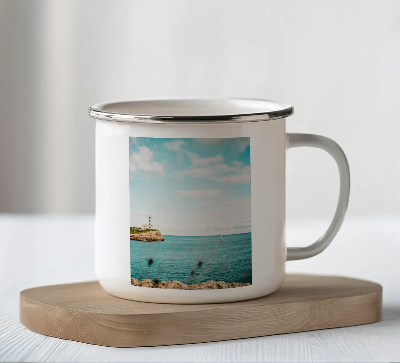 Faro al largo di Maiorca con barca a vela tazza in smalto da Bold and Retro