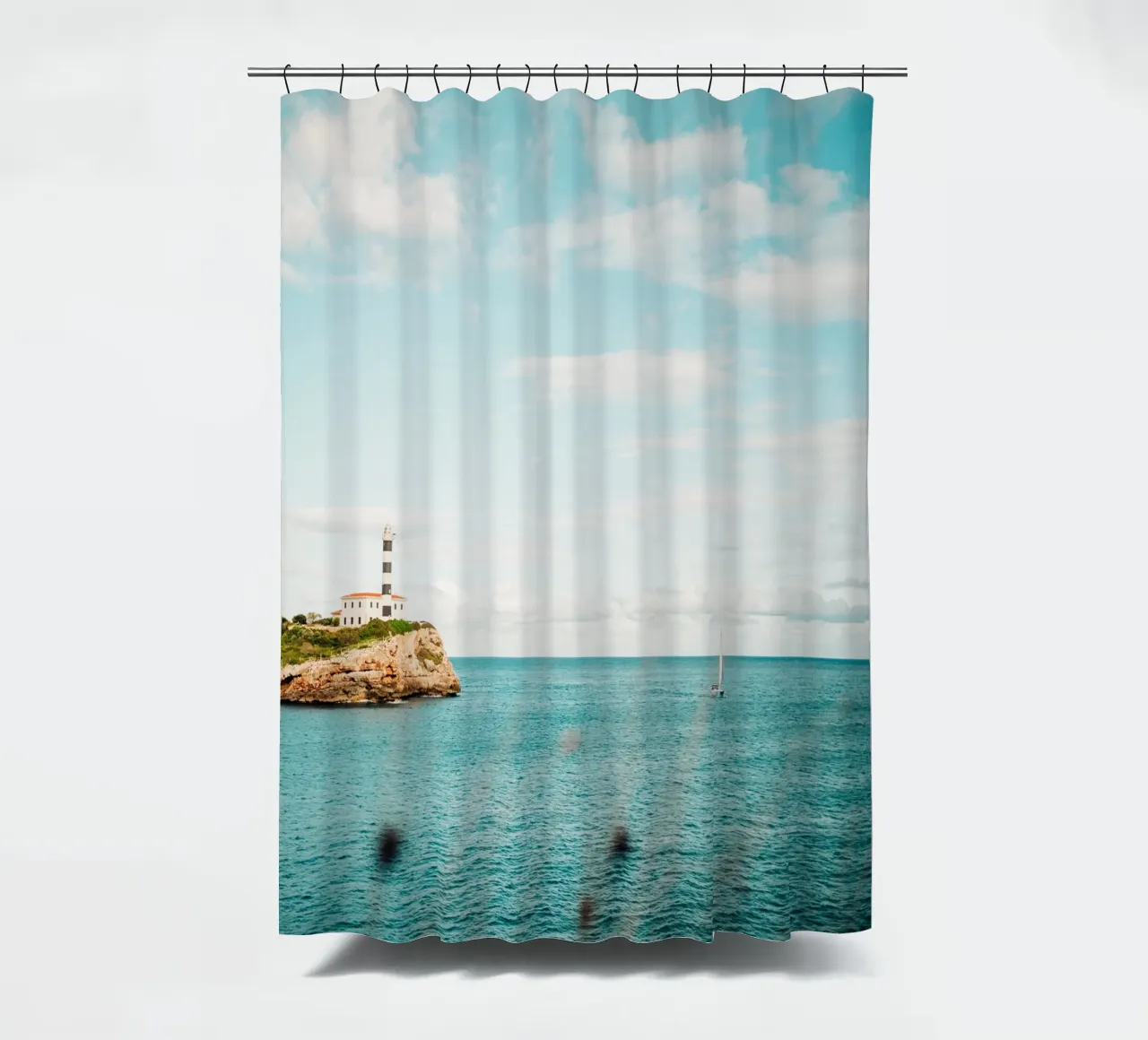 Leuchturm am Meer vor Mallorca mit Segelboot Duschvorhang von Bold and Retro