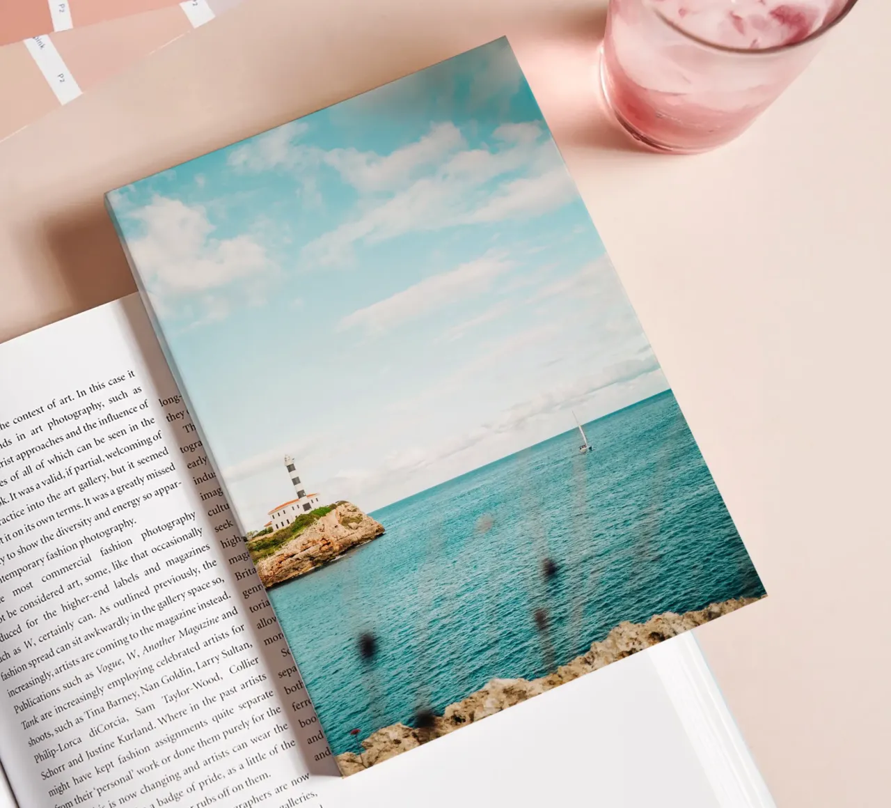 Phare sur la mer au large de Majorque avec un voilier carnet de notes de Bold and Retro