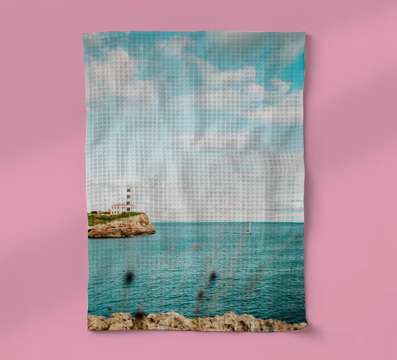 Phare sur la mer au large de Majorque avec un voilier torchon de Bold and Retro