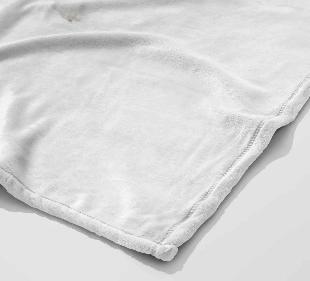 Cane bianco nella neve coperta in pile da Whole©