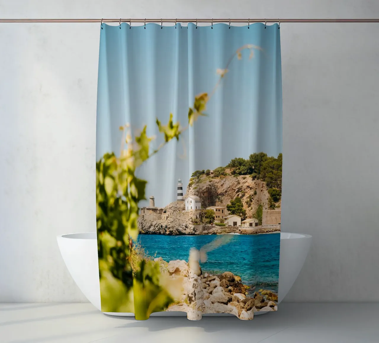 Faro sulla costa di Maiorca (Port de Sóller) tenda da doccia da Bold and Retro