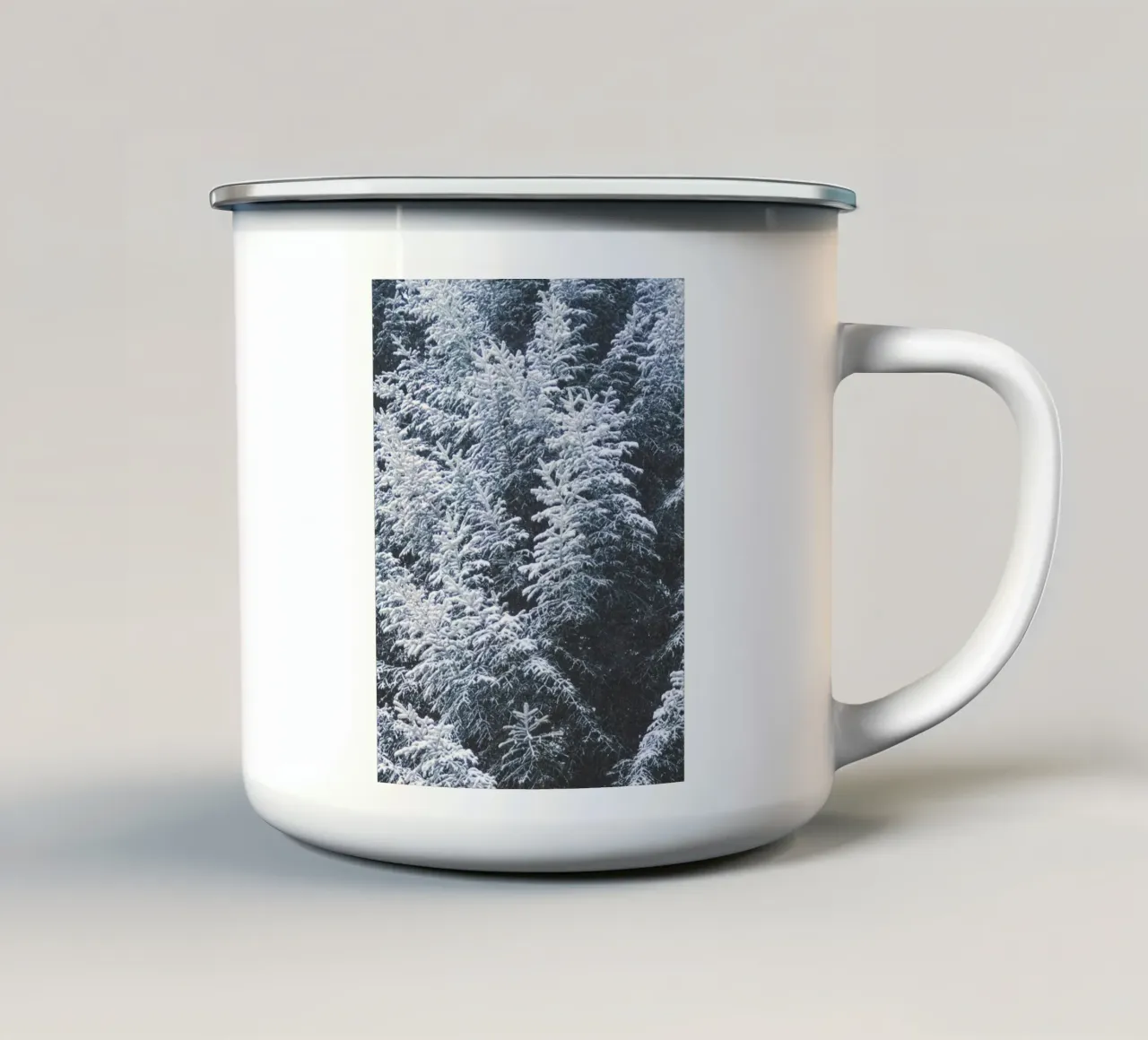 Abeti innevati design naturalistico tazza in smalto da Whole©