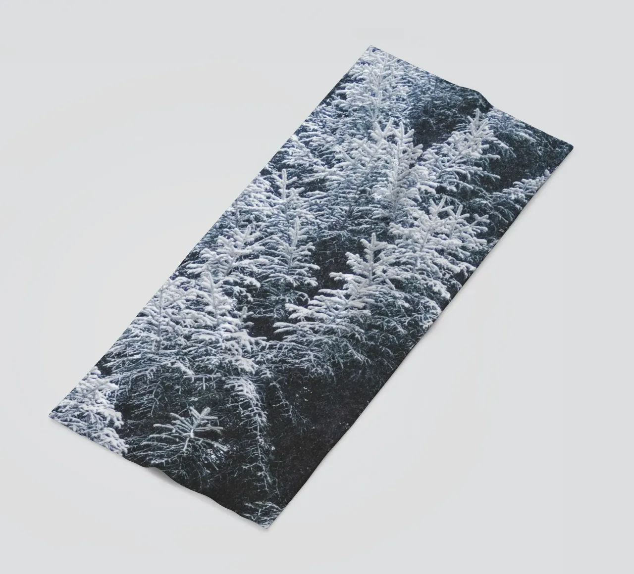 Abeti innevati design naturalistico telo mare da Whole©