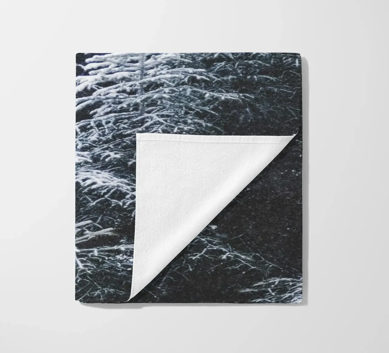 Abeti innevati design naturalistico telo mare da Whole©