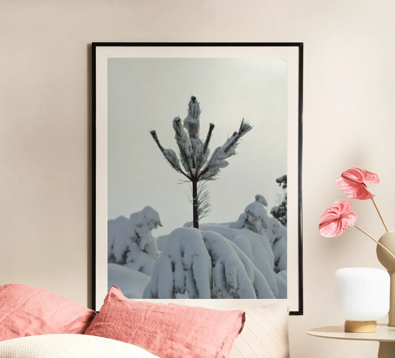 Schneebedeckte Kiefer Winterdesign Poster mit Aluminium Rahmen von Whole©