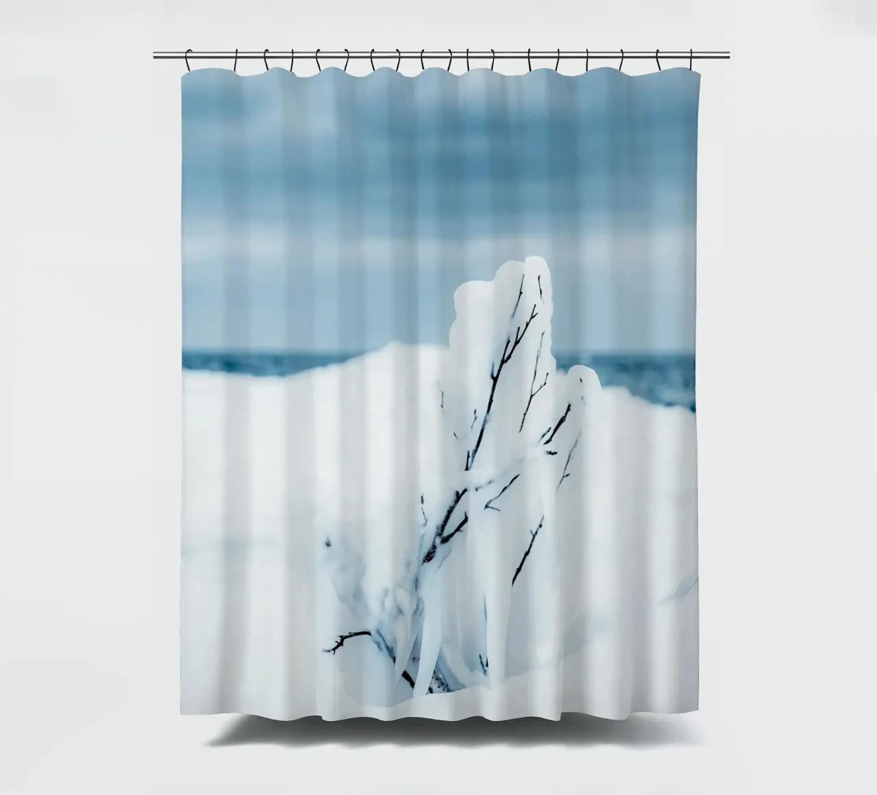 Gefrorener Zweig Winterlandschaft Duschvorhang von Whole©