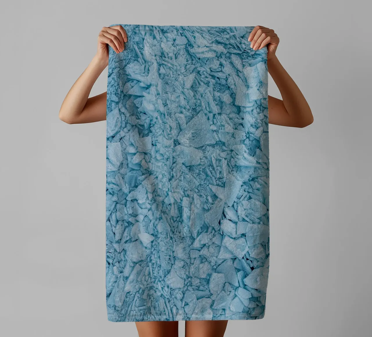 Blauw ijs structuren abstract badhanddoek van Whole©