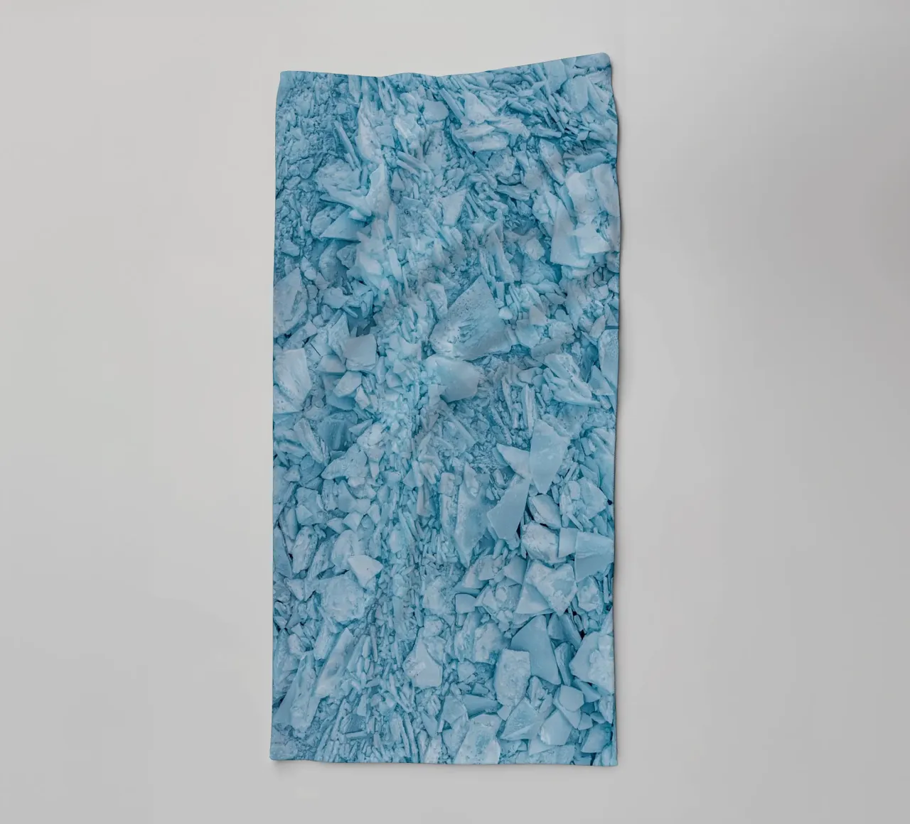 Blauw ijs structuren abstract badhanddoek van Whole©