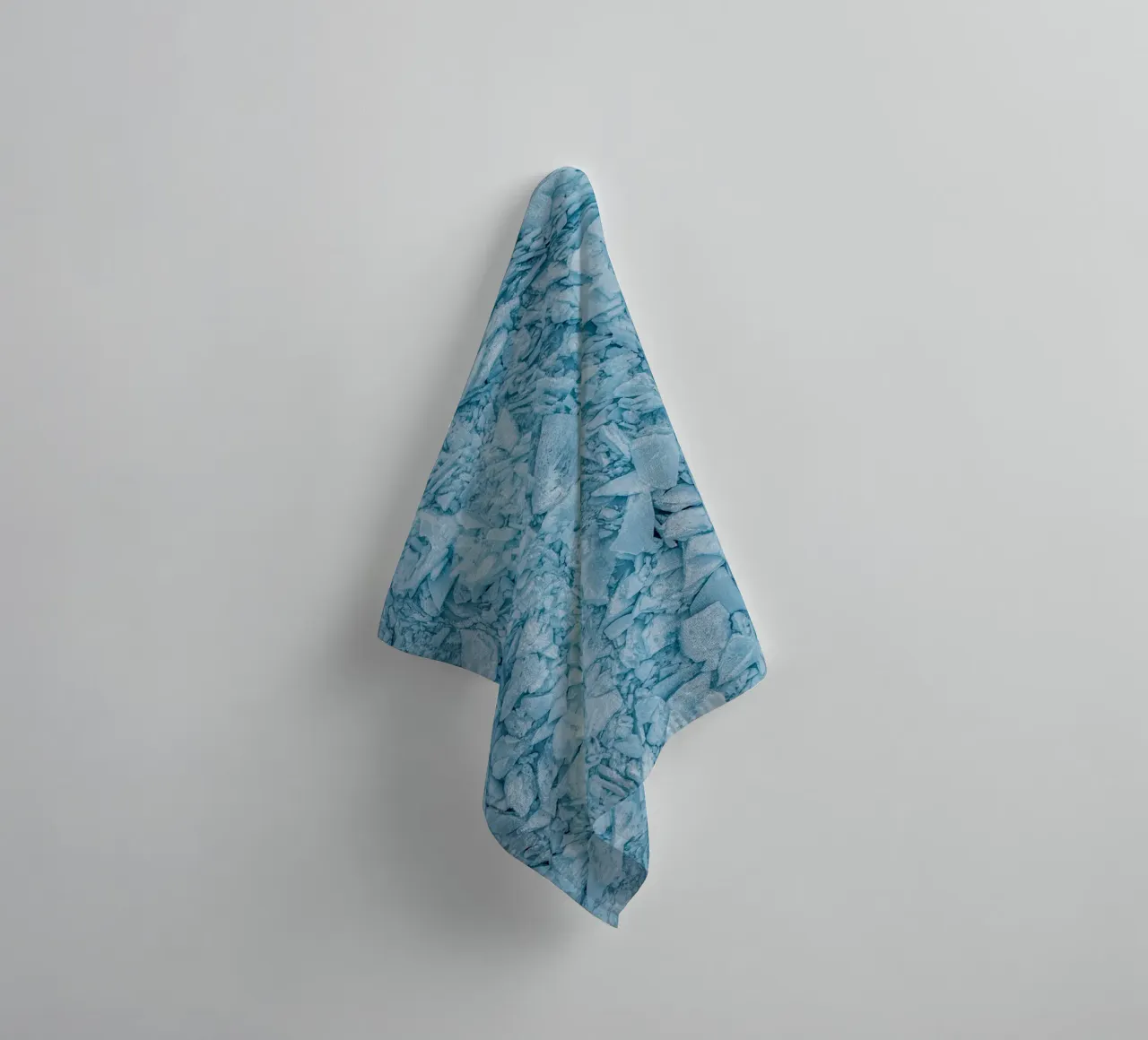 Blauw ijs structuren abstract badhanddoek van Whole©