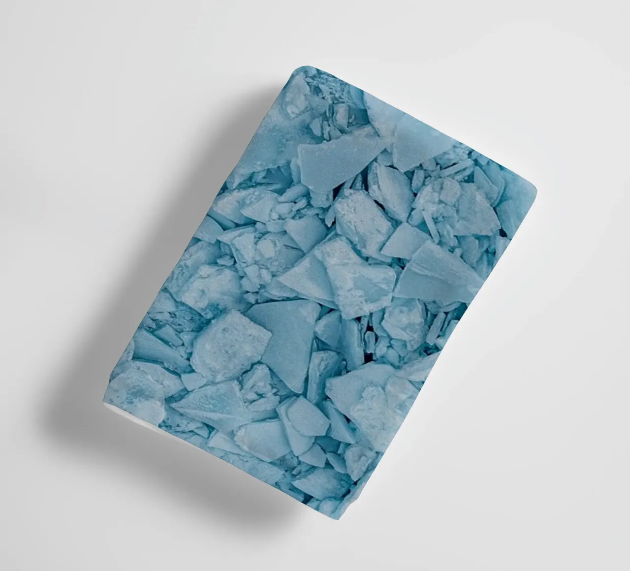 Blauw ijs structuren abstract badhanddoek van Whole©