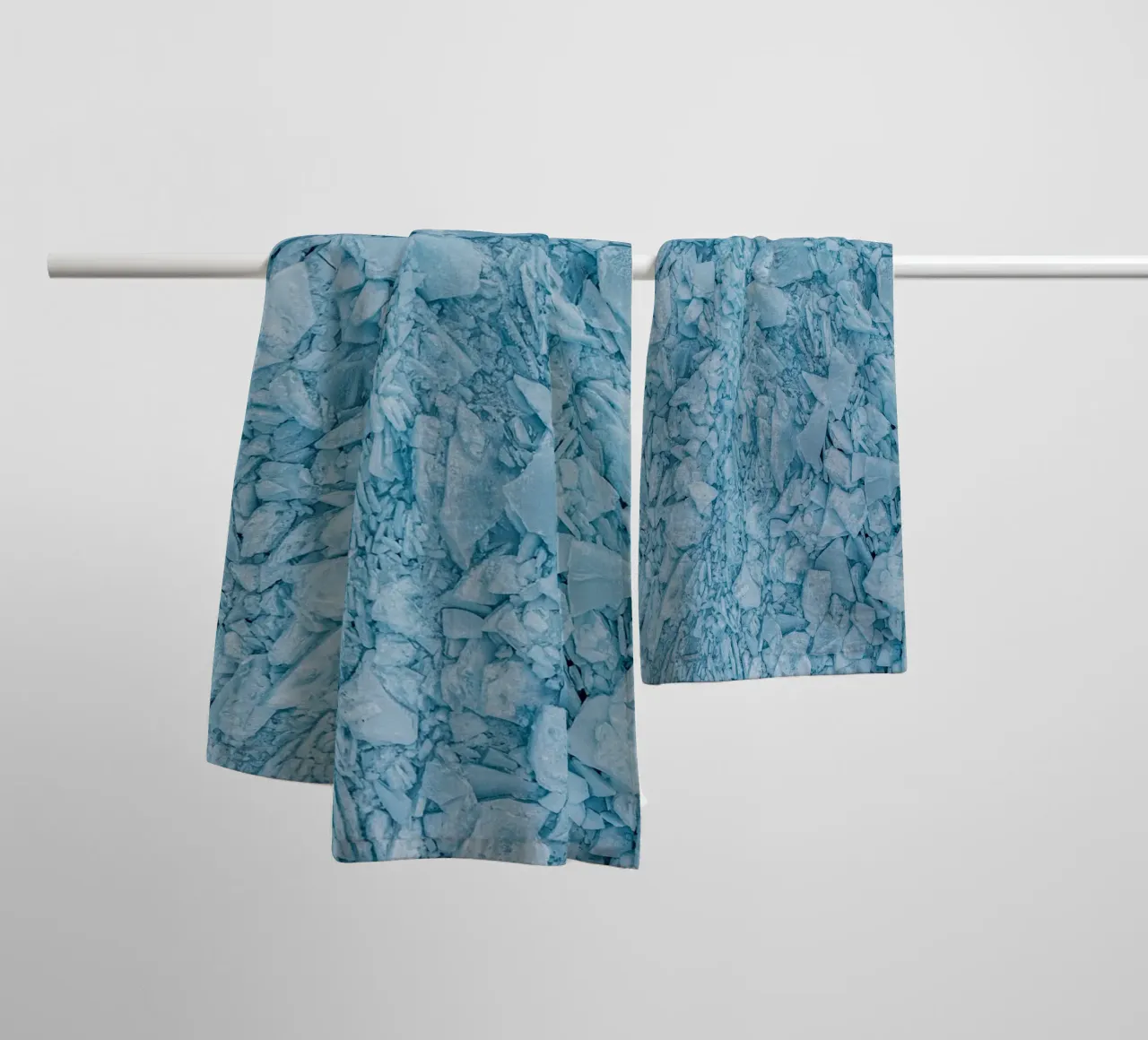 Blauw ijs structuren abstract badhanddoek van Whole©
