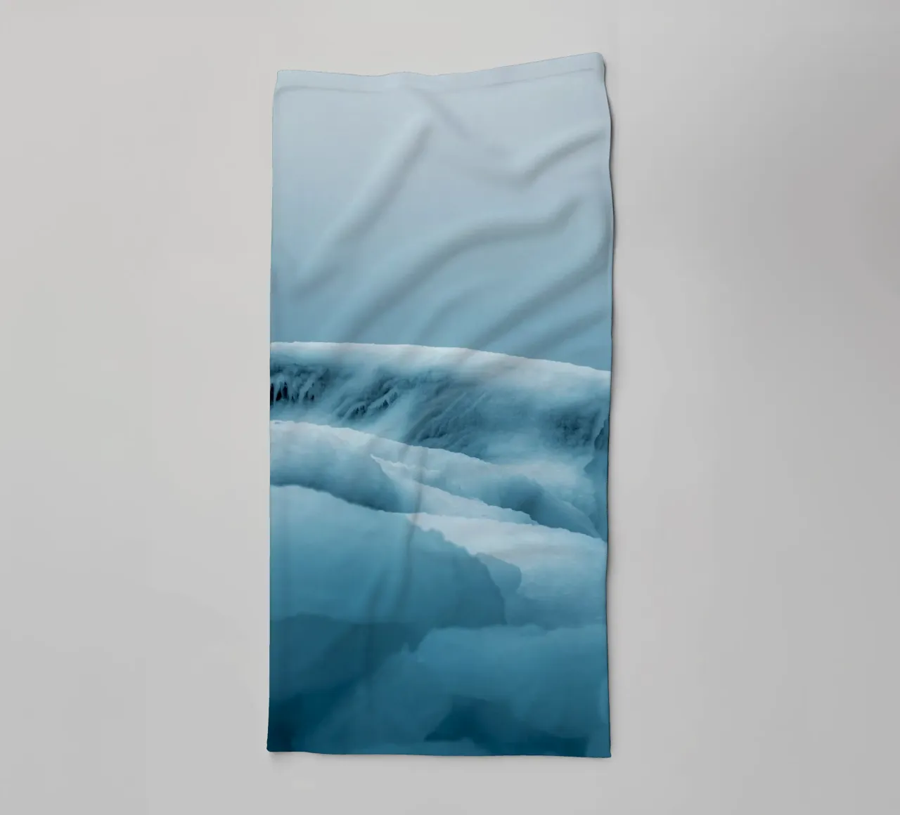 Arctische rust - minimalistisch ijslandschap badhanddoek van Whole©